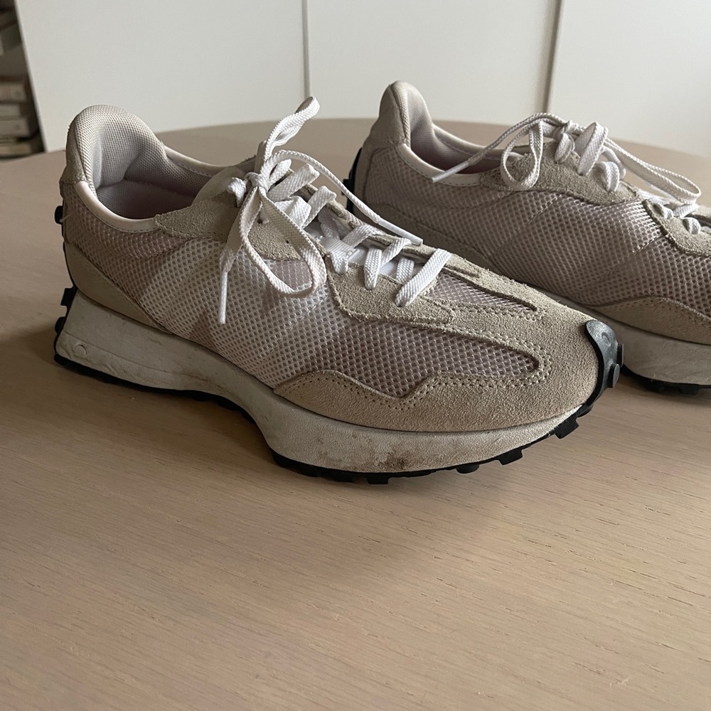 New Balance 327 Beige and White sneakers